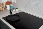 estufa induccion sarten sobre aparato cocina moderno
